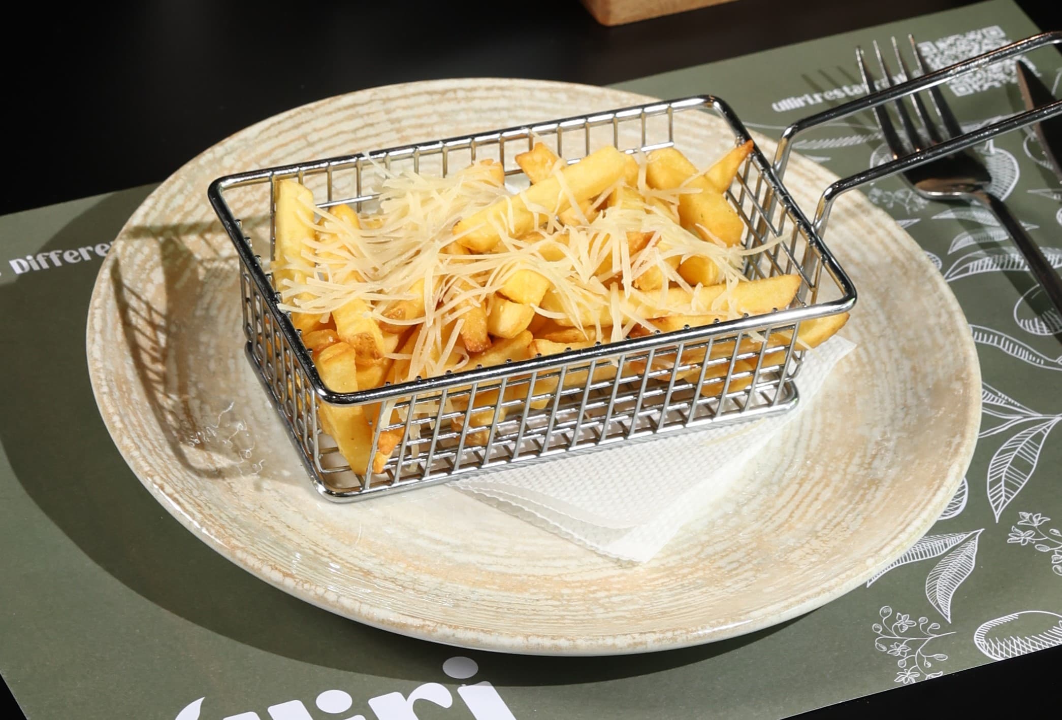 Pomfrit me Mozzarela dhe Parmesan