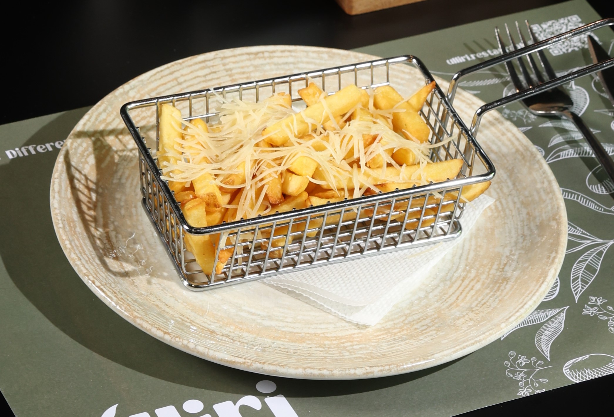 Pomfrit me Mozzarela dhe Parmesan